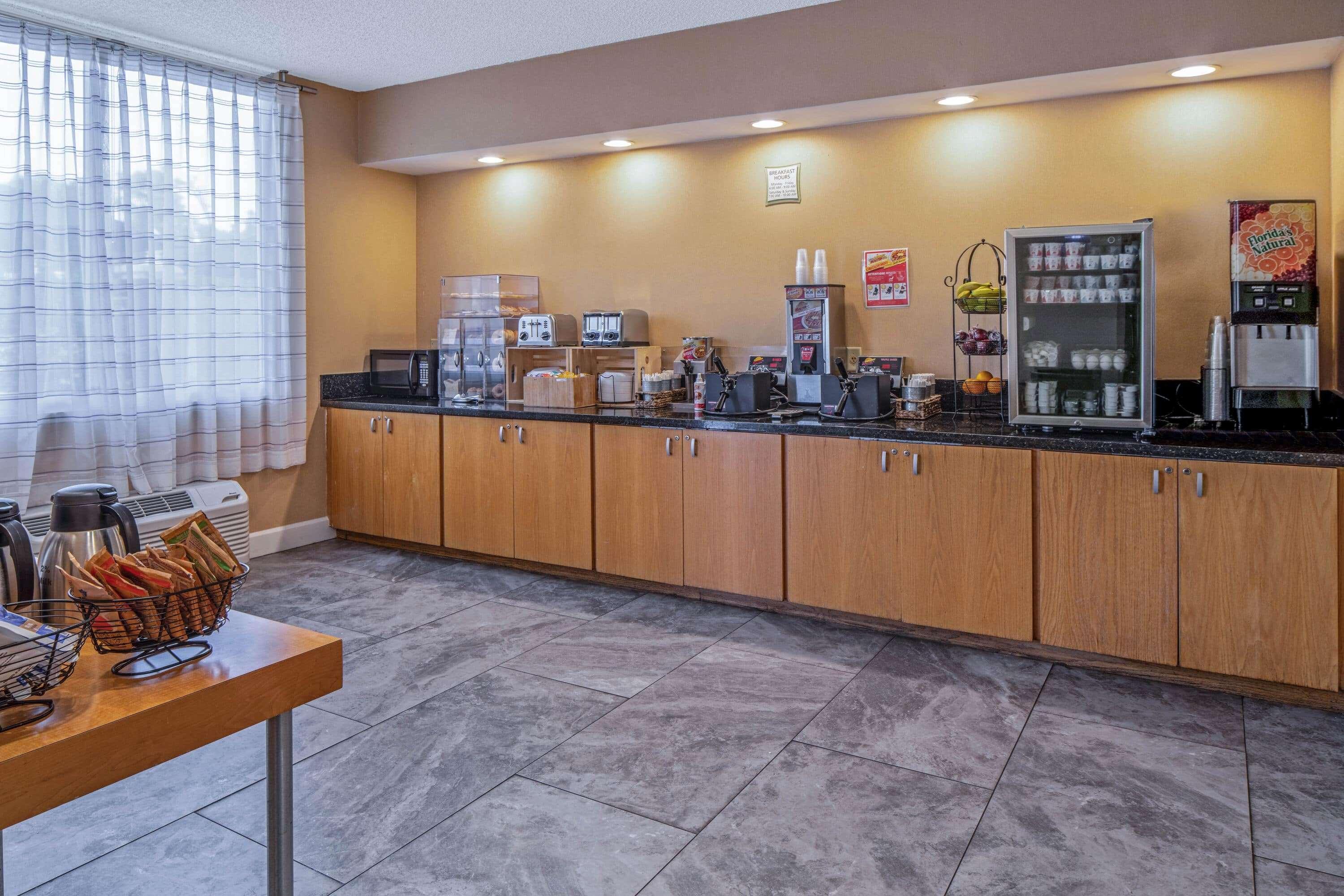 La Quinta By Wyndham Naples Downtown Hotel Екстериор снимка