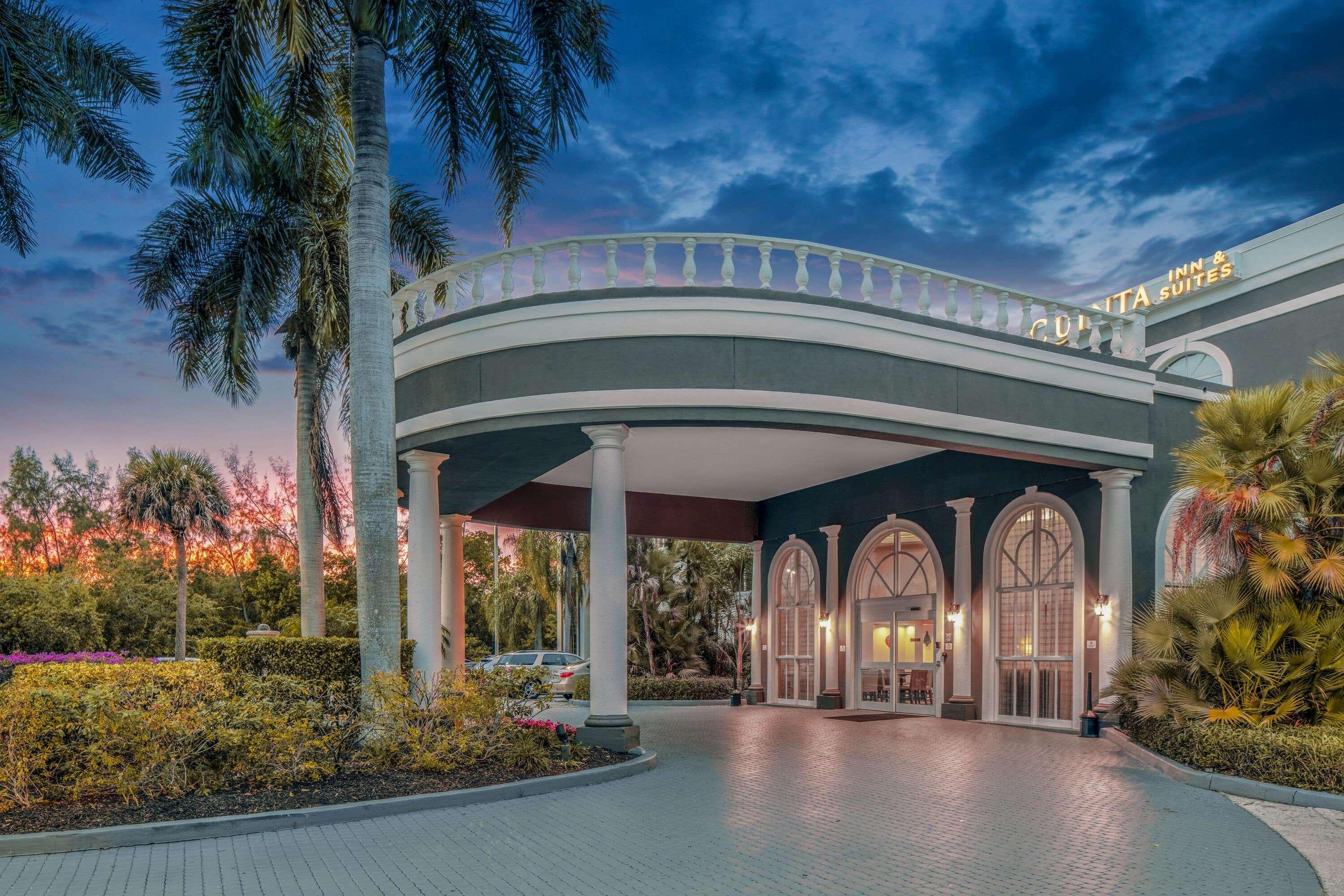 La Quinta By Wyndham Naples Downtown Hotel Екстериор снимка