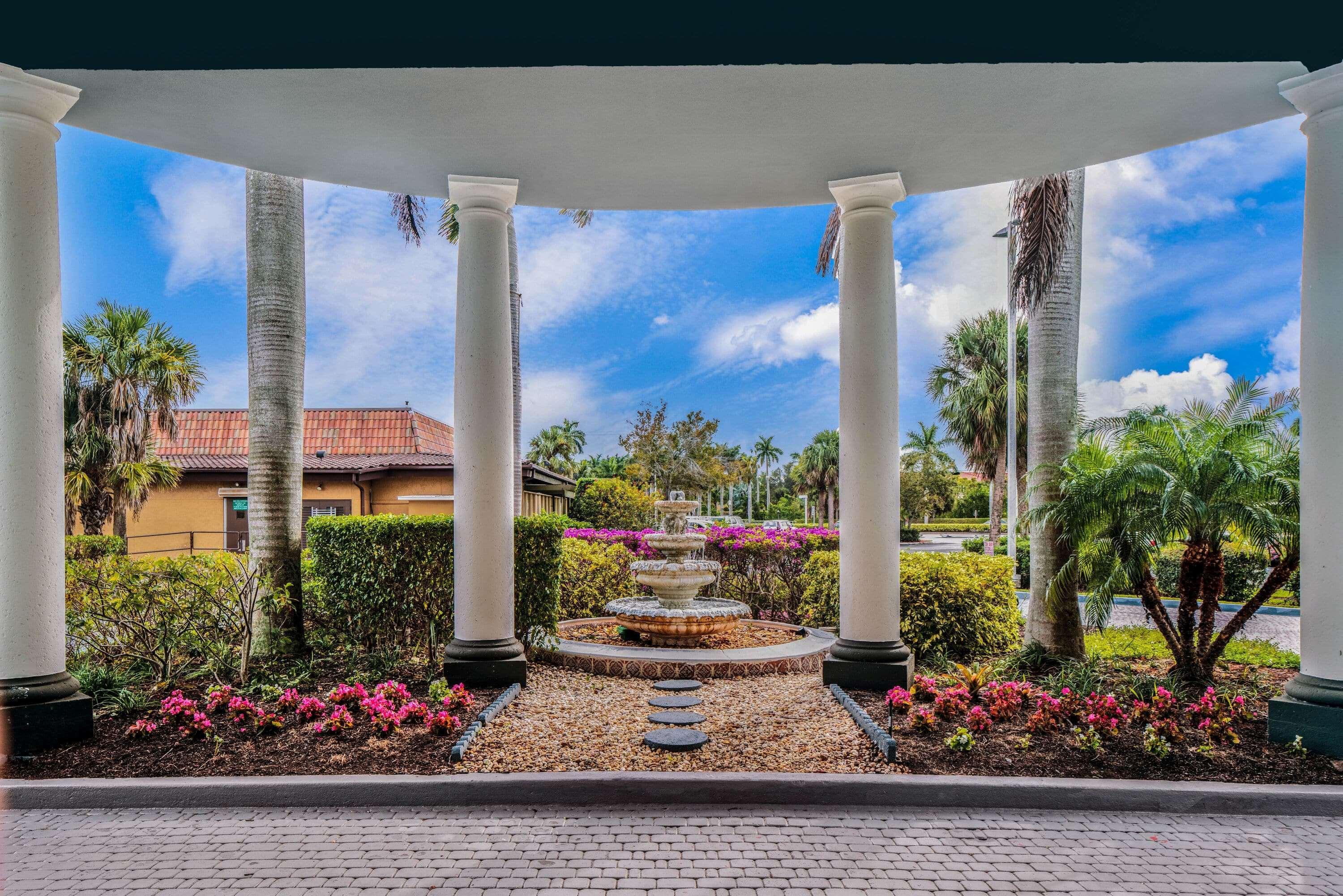 La Quinta By Wyndham Naples Downtown Hotel Екстериор снимка
