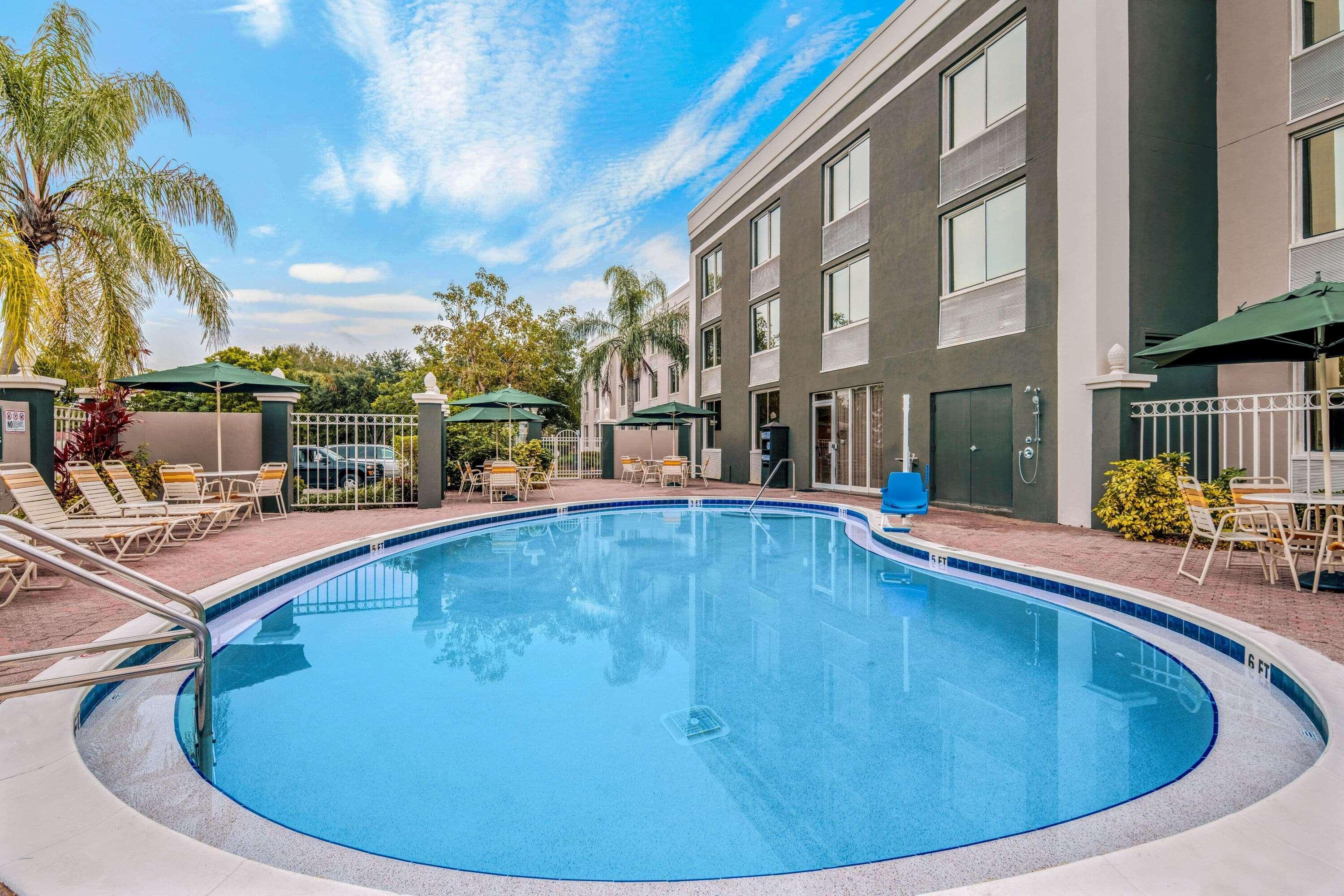 La Quinta By Wyndham Naples Downtown Hotel Екстериор снимка