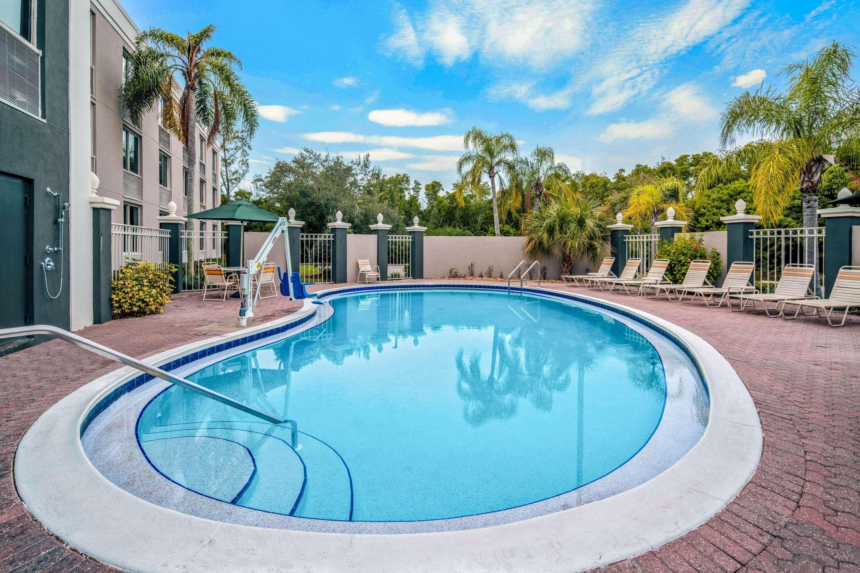 La Quinta By Wyndham Naples Downtown Hotel Екстериор снимка