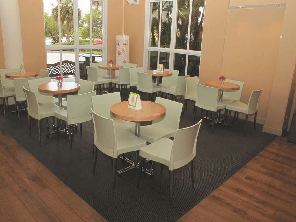 La Quinta By Wyndham Naples Downtown Hotel Съоръжения снимка