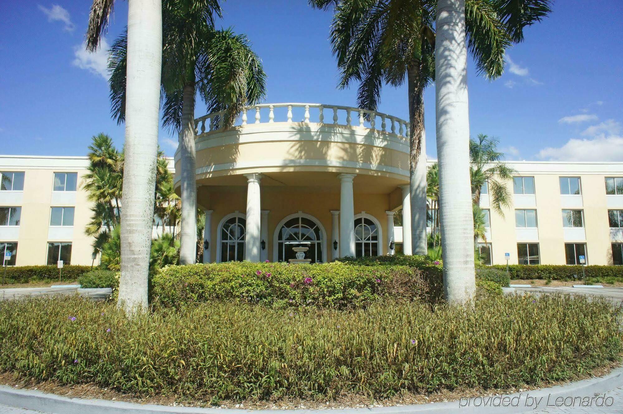La Quinta By Wyndham Naples Downtown Hotel Екстериор снимка